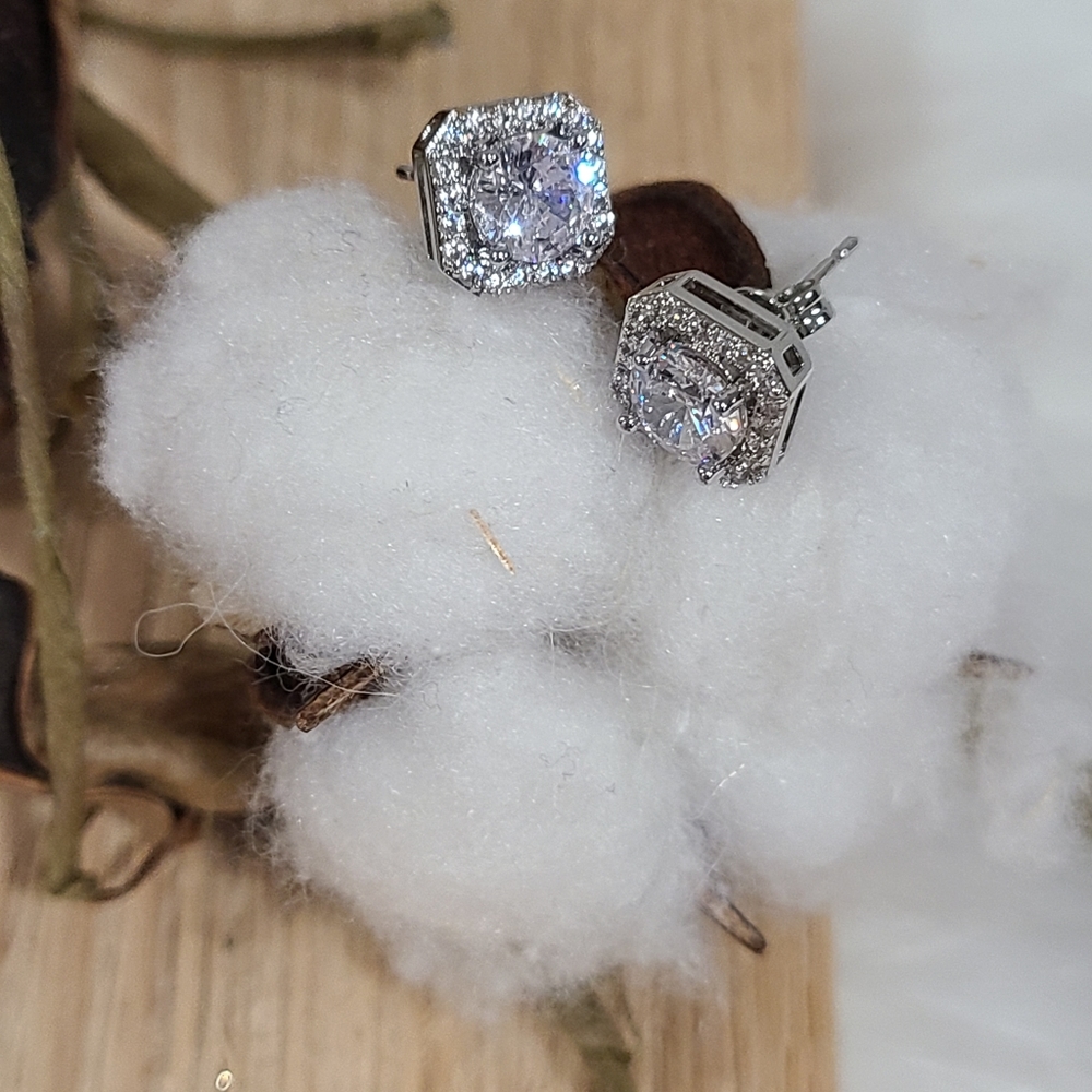 ⭐️⭐️NEW⭐️⭐️EXQUISITE!! OCTAGON CLEAR CZ Stud Earrings in 14kt White Gold Plating - Picture 9 of 13